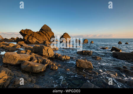 Die Felsen neben Mouthmill Blackchurch Felsen am Strand an der Küste von North Devon. Stockfoto