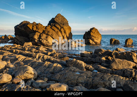 Die Rocker neben Mouthmill Blackchurch Felsen am Strand an der Küste von North Devon. Stockfoto