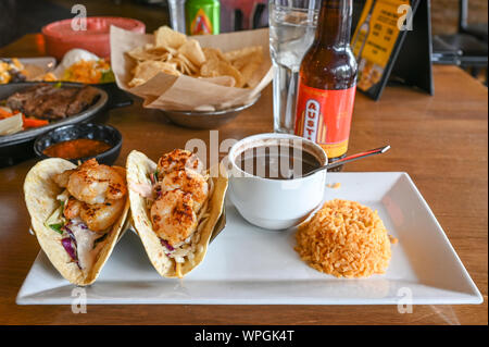 Texas style Tacos mit Garnelen und schwarze Bohnen serviert in einem Restaurant auf die Sixth Street in Austin, Texas. Stockfoto