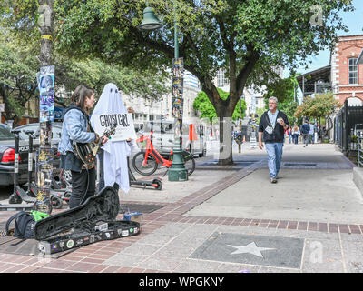 Straßenmusiker spielen in der Innenstadt von Austin Texas während der SXSW Festival in 2019. Stockfoto