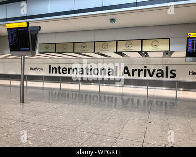 Der Ankunftshalle im Terminal 5 am Londoner Flughafen Heathrow, London, am ersten Tag der erste Streik bei British Airways Piloten. Die 48-stündige Spaziergang in einer lange dauernden Streit um Zahlen, Krüppel werden Flüge von Montag, wodurch reisen Unterbrechungen für Zehntausende von Passagieren. Stockfoto