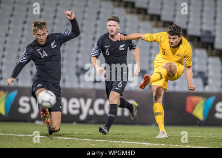 (190909) - Sydney, Spet. 9, 2019 (Xinhua) - George Blackwood (R) von Australien schießt während einer U23-internationalen Freundschaftsspiel zwischen Australien und Neuseeland im Campbelltown Stadium in Sydney, Australien, auf Spet. 9, 2019. (Foto von Zhu Hongye/Xinhua) Stockfoto