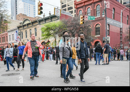 Sixth Street in Austin Texas während der SXSW Festival im März 2019. Diese historische Straße ist berühmt für seine Live Music Bars. Stockfoto