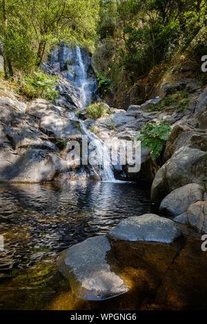 Serra do Espinhal, Portugal - 31. August 2019: Wasserfall Pedra Ferida, Coimbra, Portugal Stockfoto