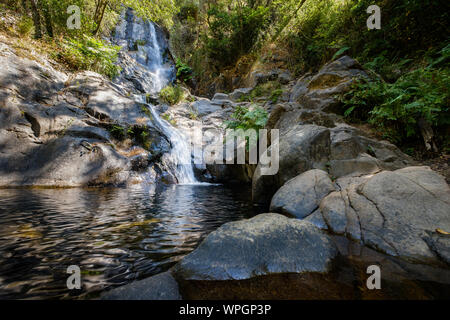 Serra do Espinhal, Portugal - 31. August 2019: Wasserfall Pedra Ferida, Coimbra, Portugal Stockfoto