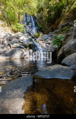 Serra do Espinhal, Portugal - 31. August 2019: Wasserfall Pedra Ferida, Coimbra, Portugal Stockfoto