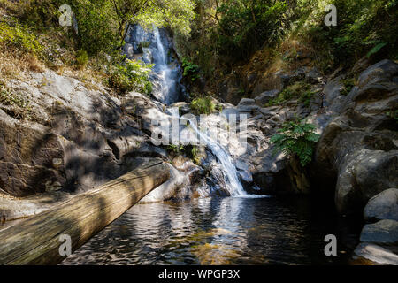 Serra do Espinhal, Portugal - 31. August 2019: Wasserfall Pedra Ferida, Coimbra, Portugal Stockfoto