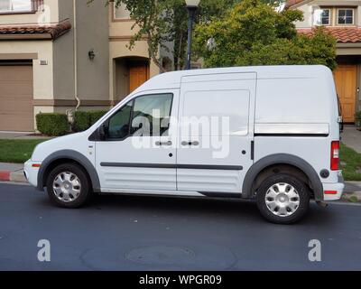 Seitenansicht des weißen Ford Transit Connect van in San Ramon, Kalifornien, oft als Lieferung oder Auftragnehmer van verwendet, 4. September 2019. () Stockfoto