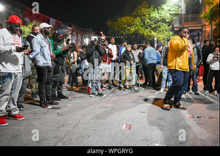 Sixth Street bei Nacht in Austin Texas während der SXSW Festival im März 2019. Diese historische Straße ist berühmt für seine Live Music Bars. Stockfoto