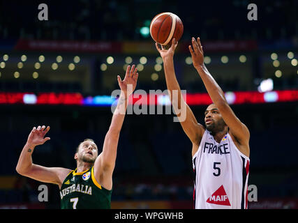 (190909) - NANJING, Sept. 9, 2019 (Xinhua) - Nicolas Batum (R) von Frankreich schießt während der Gruppe L Übereinstimmung zwischen Frankreich und Australien am 2019 FIBA-Weltmeisterschaft in Nanjing, in East China Jiangsu Provinz, Sept. 9, 2019. (Xinhua/Li Xiang) Stockfoto