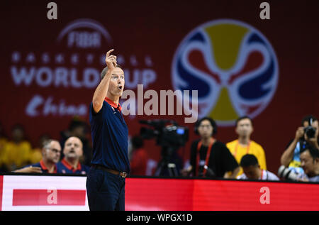 (190909) - NANJING, Sept. 9, 2019 (Xinhua) - Vincent Collet, Head Coach von Frankreich, reagiert während der Gruppe L Übereinstimmung zwischen Frankreich und Australien am 2019 FIBA-Weltmeisterschaft in Nanjing, in East China Jiangsu Provinz, Sept. 9, 2019. (Xinhua/Li Xiang) Stockfoto