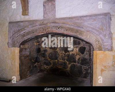 Splendid geschnitzten Kamin in südlichen Wand eingefügt in 1530. Es hat eine Tudor Bogen mit dem Motto ich DEVS NOBISCVM QVIS CONTRA NOS' Ty Neuadd Hafoty Hal Stockfoto