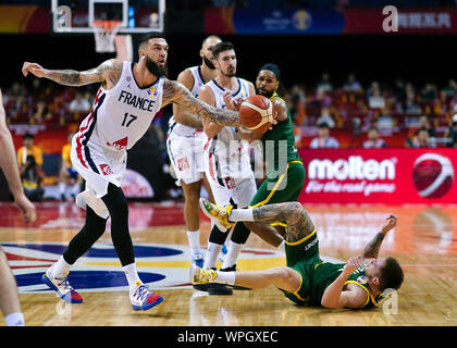 (190909) - NANJING, Sept. 9, 2019 (Xinhua) - Vincent Poirier (2 L) von Frankreich steht in der Gruppe L Übereinstimmung zwischen Frankreich und Australien am 2019 FIBA-Weltmeisterschaft in Nanjing, in East China Jiangsu Provinz, Sept. 9, 2019. (Xinhua/Li Xiang) Stockfoto