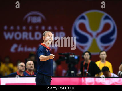 (190909) - NANJING, Sept. 9, 2019 (Xinhua) - Vincent Collet, Head Coach von Frankreich, reagiert während der Gruppe L Übereinstimmung zwischen Frankreich und Australien am 2019 FIBA-Weltmeisterschaft in Nanjing, in East China Jiangsu Provinz, Sept. 9, 2019. (Xinhua/Li Xiang) Stockfoto