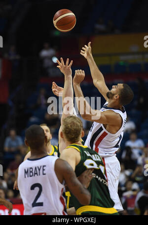 (190909) - NANJING, Sept. 9, 2019 (Xinhua) - Rudy Gobert (1. R) von Frankreich konkurriert für die Kugel während der Gruppe L Übereinstimmung zwischen Frankreich und Australien am 2019 FIBA-Weltmeisterschaft in Nanjing, in East China Jiangsu Provinz, Sept. 9, 2019. (Xinhua / Han Yuqing) Stockfoto