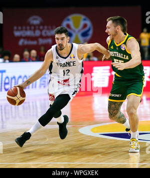 (190909) - NANJING, Sept. 9, 2019 (Xinhua) - Nando de Colo (L) von Frankreich bricht durch während der Gruppe L Übereinstimmung zwischen Frankreich und Australien am 2019 FIBA-Weltmeisterschaft in Nanjing, in East China Jiangsu Provinz, Sept. 9, 2019. (Xinhua/Li Xiang) Stockfoto