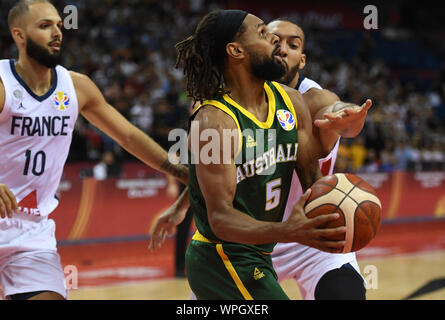 (190909) - NANJING, Sept. 9, 2019 (Xinhua) - Patty Mühlen (vorne) von Australien bricht durch während der Gruppe L Übereinstimmung zwischen Frankreich und Australien am 2019 FIBA-Weltmeisterschaft in Nanjing, Osten Chinas in der Provinz Jiangsu, Sept. 9, 2019. (Xinhua / Han Yuqing) Stockfoto