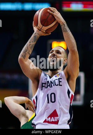 (190909) - NANJING, Sept. 9, 2019 (Xinhua) - Evan Fournier von Frankreich schießt während der Gruppe L Übereinstimmung zwischen Frankreich und Australien am 2019 FIBA-Weltmeisterschaft in Nanjing, in East China Jiangsu Provinz, Sept. 9, 2019. (Xinhua/Li Xiang) Stockfoto