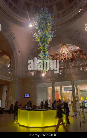 Rotunde Kronleuchter Glasskulpturen von Dale Chihuly aus geblasenem Glas, Glas, Stahl geblasen. Es hängt in der Haupteingang Atrium des V&A Stockfoto