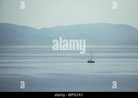 Ein Meer Landschaft mit einem Boot in Korfu, Griechenland Stockfoto