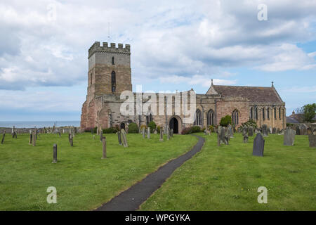 St. Aidan's Kirche im Dorf Bamburgh an der Küste von Northumberland, Großbritannien Stockfoto