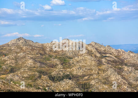 Blick auf die Berge mit Feldern und Granitfelsen, auf Caramulo Bergen, in Portugal Stockfoto