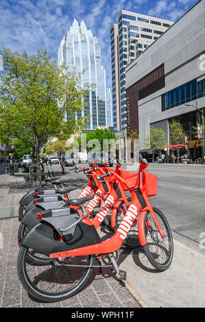 Springen elektrische Fahrräder in der Innenstadt von Austin, TX während der SXSW Festival geparkt im März 2019. Stockfoto