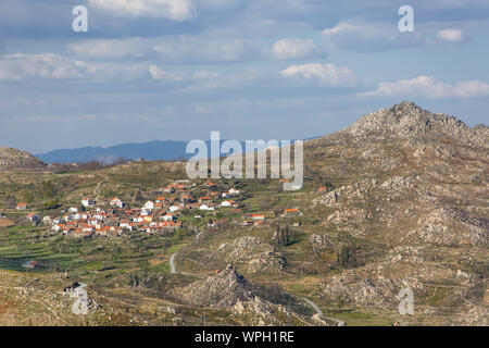 Blick auf die Berge mit Feldern und Granitfelsen, auf Caramulo Bergen, in Portugal Stockfoto