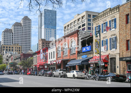 Sixth Street in Austin Texas während der SXSW Festival im März 2019. Diese historische Straße ist berühmt für seine Live Music Bars. Stockfoto