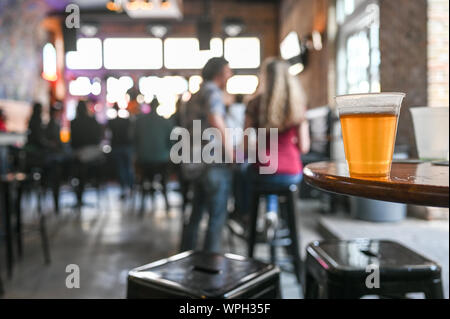 Sixth Street bar Maggie Maes in Austin Texas während St Patricks Day im März 2019. Diese historische Straße ist berühmt für seine Live Music Bars. Stockfoto