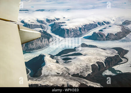 Westliche Küste von Grönland, Luftaufnahme von Gletscher und Schnee Blick aus dem Flugzeug Stockfoto