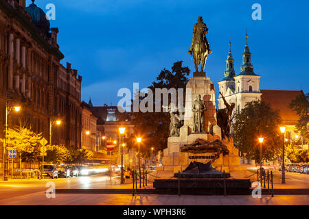 Nacht fällt bei Grunwald Denkmal in Krakau, Polen. Stockfoto