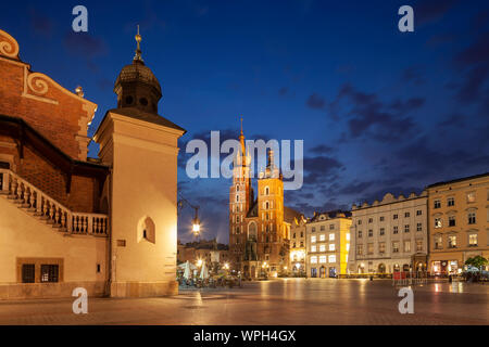 Dawn auf dem Marktplatz in der Altstadt von Krakau, Polen. Stockfoto