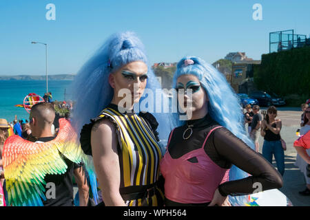 An der Zusammenkunft zu Beginn der Cornwall Pride Parade in Newquay in Cornwall. Stockfoto