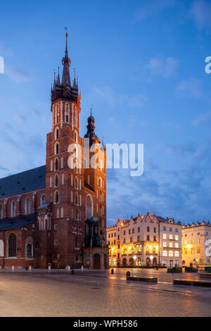 Dämmerung in der Marienkirche in Krakau Altstadt, Polen. Stockfoto