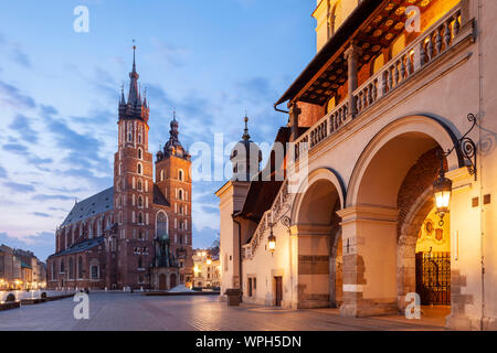Dawn an Tuchhallen und der Marienkirche am Marktplatz in der Altstadt von Krakau, Polen. Stockfoto