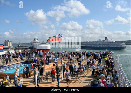 Der cunard Queen Victoria Segel hinter der Königin Elisabeth, wie sie Hafen in Southampton, Hampshire, England, Vereinigtes Königreich. Stockfoto