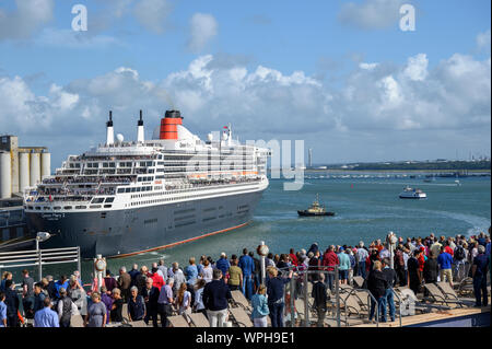 Der cunard Queen Mary 2 günstig an den Southampton Docks als von der Queen Elizabeth gesehen Stockfoto