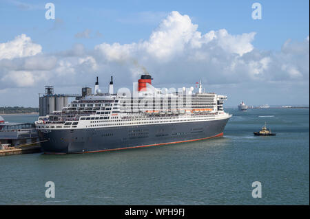 Der cunard Queen Mary 2 günstig an den Southampton Docks als von der Queen Elizabeth gesehen Stockfoto