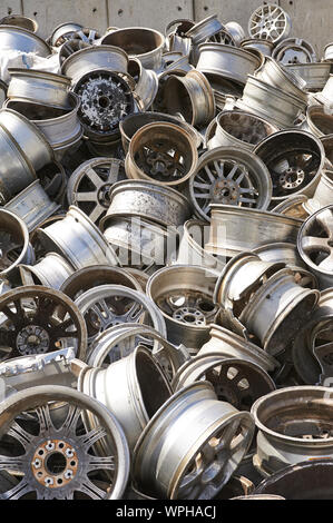 Verschrottet Haufen von Leichtmetallfelgen Stockfoto