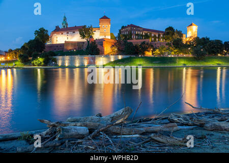 Königliches Schloss Wawel in Krakau, Polen, in Wisla (Weichsel) River bei Einbruch der Dunkelheit gesehen. Stockfoto