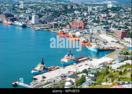 ST. JOHN'S, Kanada - 26. AUGUST 2015: Mehrere Offshore Supply Schiffe im Hafen von St. John in Neufundland angedockt. Stockfoto