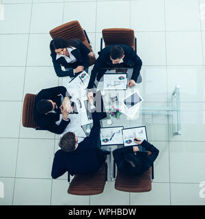 Business Partner die Hände schütteln Nach einer Diskussion über die neuen Stockfoto