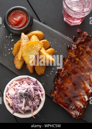 Spare Ribs und Chips Stockfoto