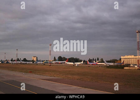 Boryspil Ukraine - September 04, 2019: Panoramablick von Flugzeugen am internationalen Flughafen Boryspil von Kiew Stockfoto