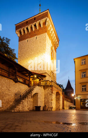 Dämmerung am Florian Torturm Altstadt in Krakau, Polen. Stockfoto