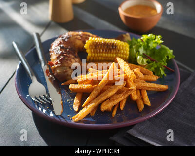Süßkartoffel frites mit Cajun Chicken Stockfoto