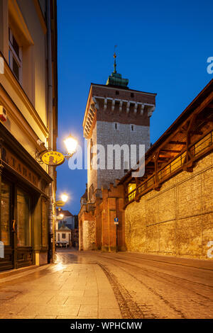 Dämmerung an der Stadtmauer der Altstadt in Krakau, Polen. Stockfoto