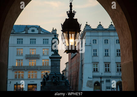 Dämmerung am Tuch Halle Altstadt in Krakau, Polen. Stockfoto