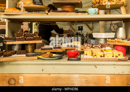 Anzeige der verschiedenen Arten von Kuchen in einem Cafe, Gloucestershire, VEREINIGTES KÖNIGREICH Stockfoto